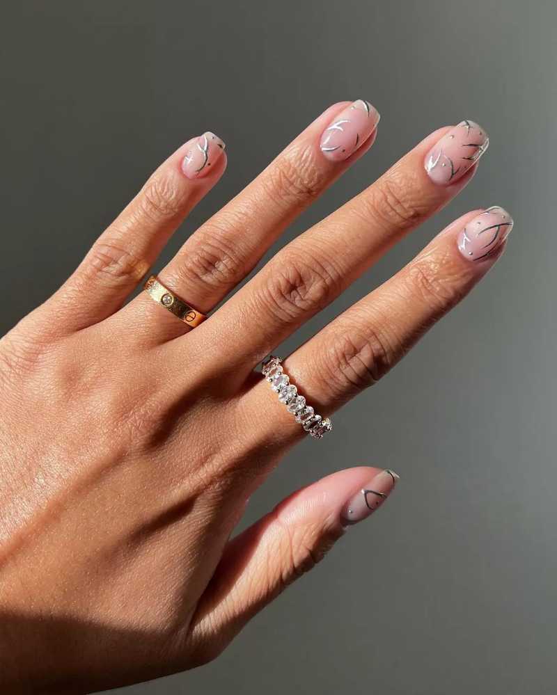 Clean Girl Nails: 