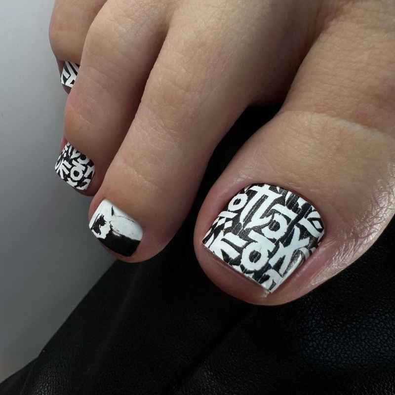 Newspaper Aspect toe nails